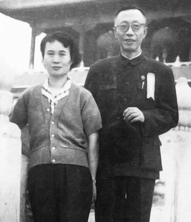 [浮云]1962年，56岁溥仪迎娶38岁女护士李淑贤。新婚之夜溥仪开着100瓦的