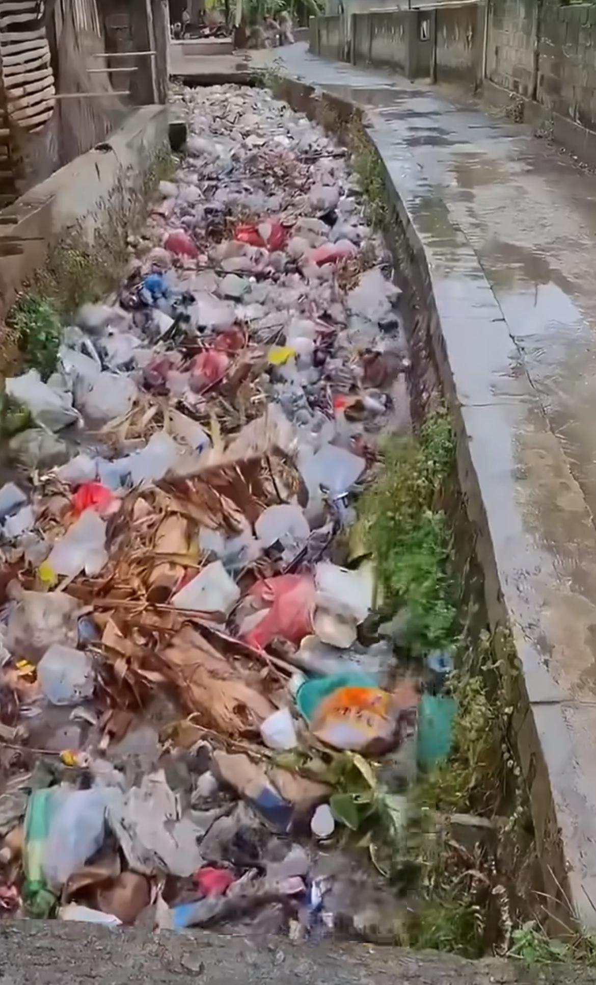 印度的表亲—印度尼西亚 下过雨后，路边的小水沟和垃圾堆一样，不知道的还以为是恒河