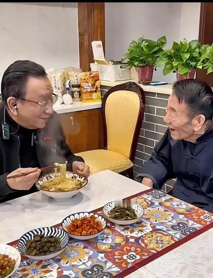 这种招待风格真好，简单，家常，美味。侯耀华看望自己的前辈，一碗热面，几碟小菜，开