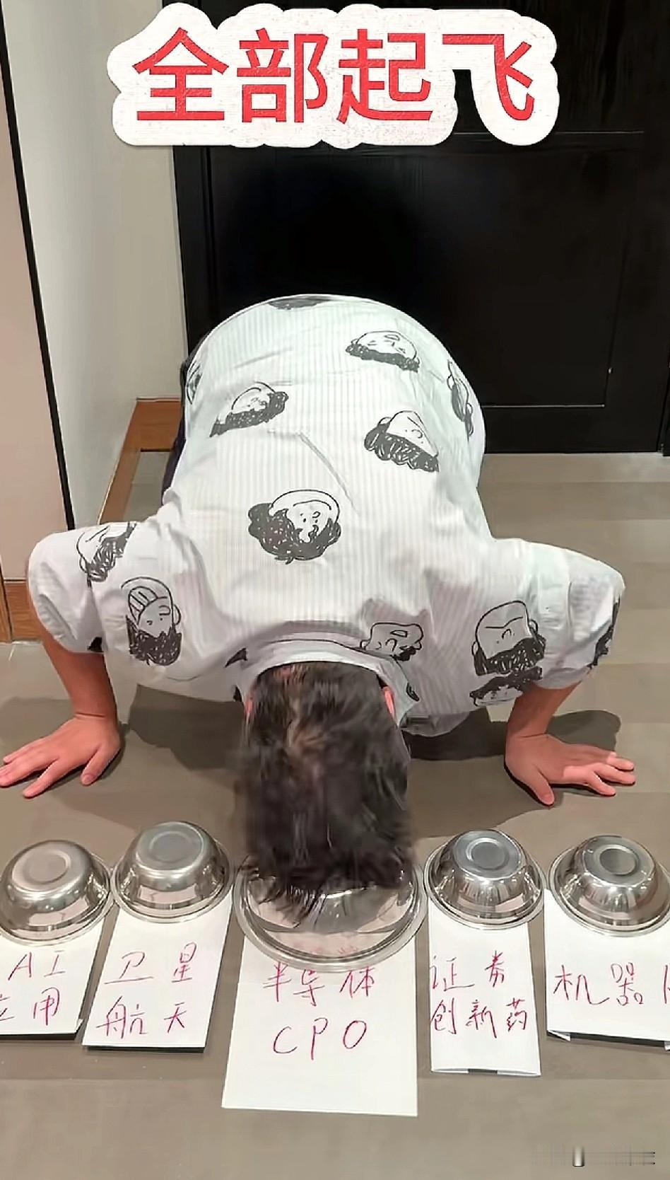 财经博主“小张小张吃饭用缸”，活该人家吃互联网这碗饭。
自从周二的时候，视频给“