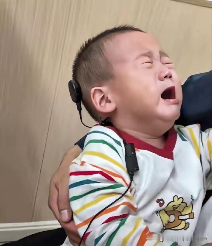“上人民日报了！”广东深圳，一岁的听障宝宝戴上了人工耳蜗，上一秒还是安安静静的，