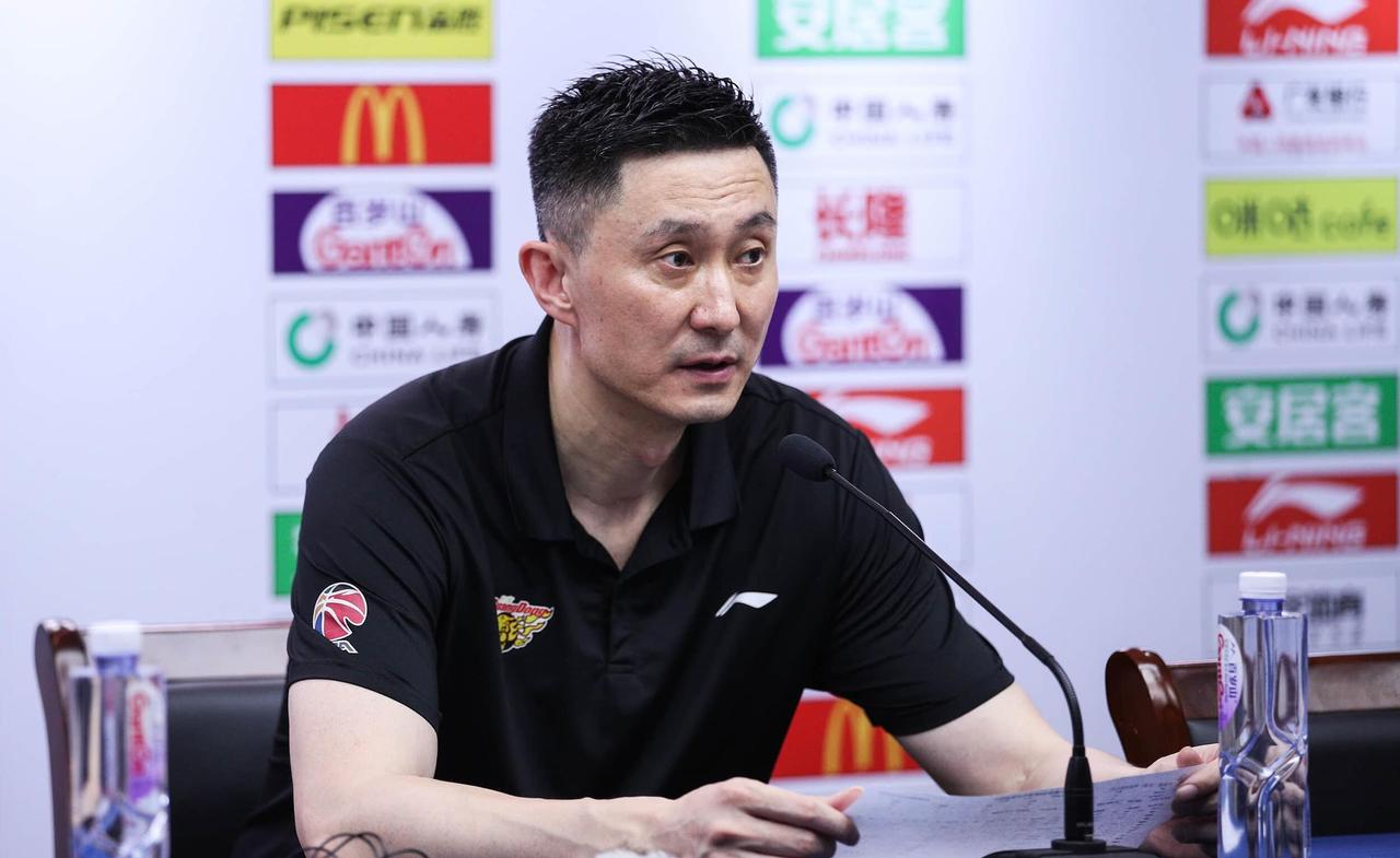 广东虽然两输福建，但对杜锋来说未尝不是好事，可以克服盲目乐观骄傲自大的现象，作为