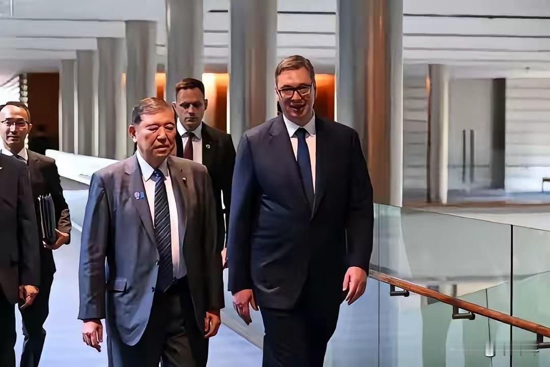 塞尔维亚总统武契奇访问日本，日本德仁天皇亲自接见，但德仁和武契奇的照片发出来，两