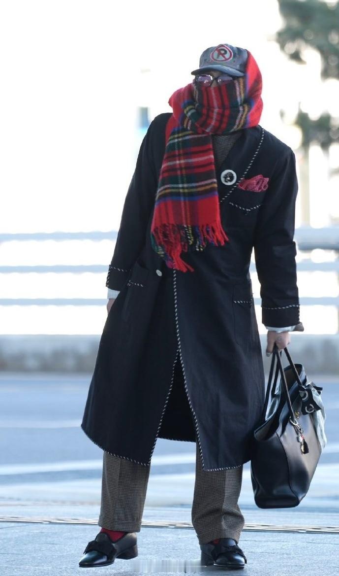 权志龙启程2026巴黎时装周 权志龙今日出发2026巴黎时装周，黑色大衣搭配红格