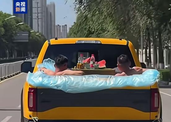8月12日，青海西宁街头出现一幕惊险又离谱的画面，在网络引发广泛热议。一辆在路上