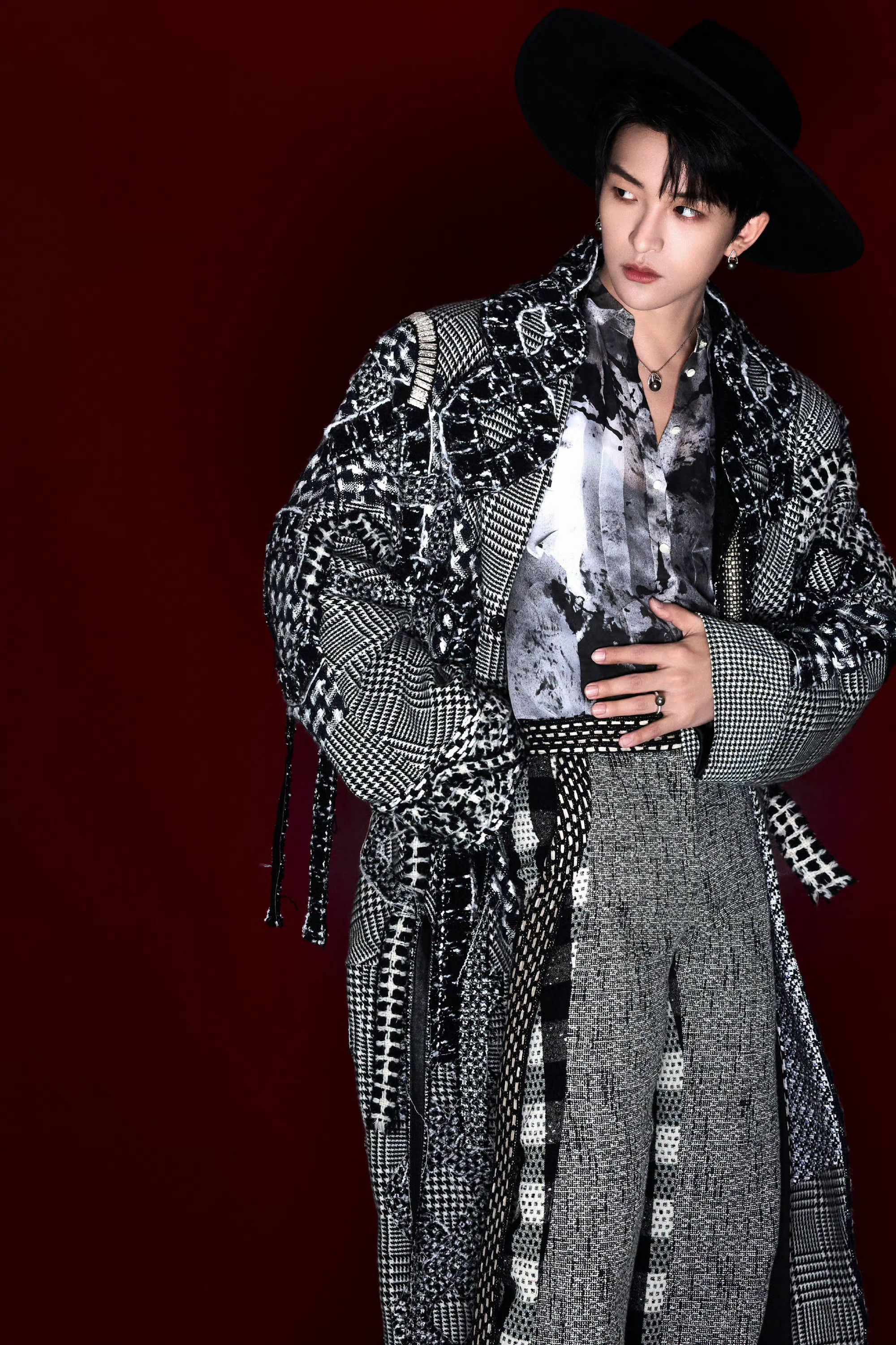 黄子弘凡留洋归来的小少爷黄子弘凡完全贵公子随便一站就很有画面，仿佛刚结束海外学业