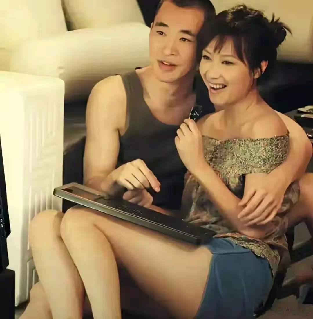 徐静蕾真的长了一张“人蓄无害”的脸，行为却是“潇洒不羁”！看到这两张和黄立行的照