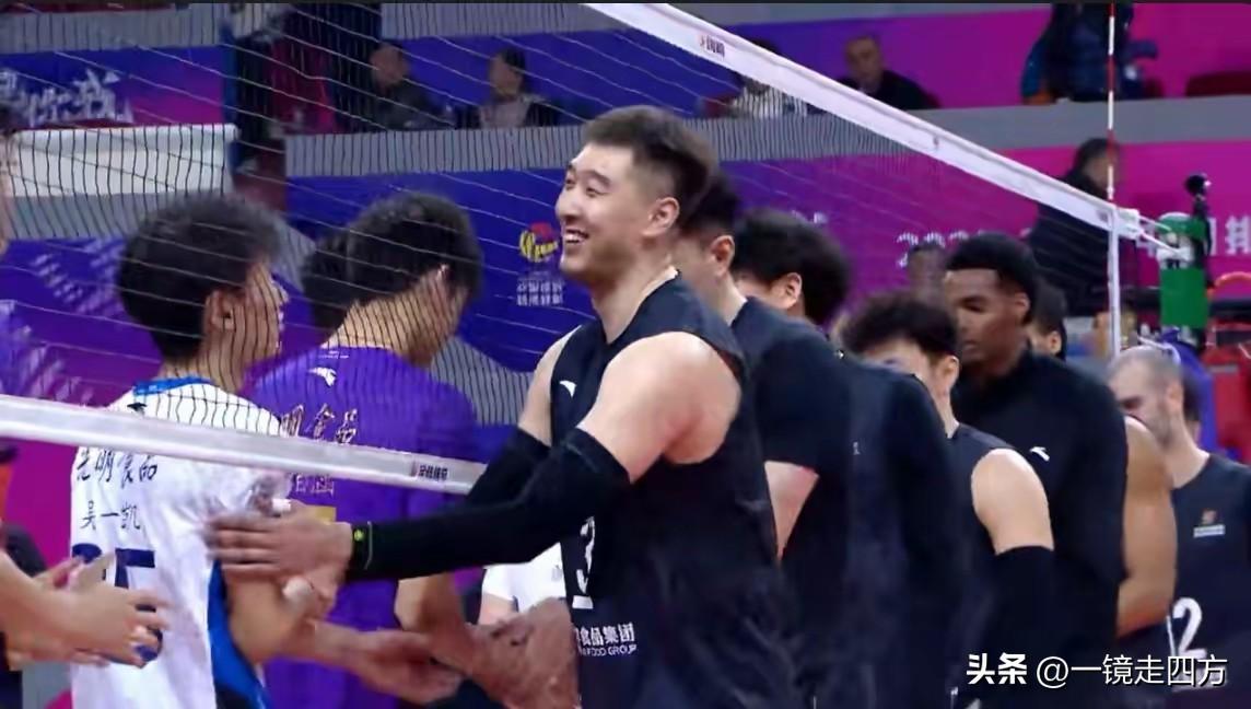 上海男排在联赛半决赛第二回合主场迎战天津男排，由于首轮客场2-3失利，本场再败将