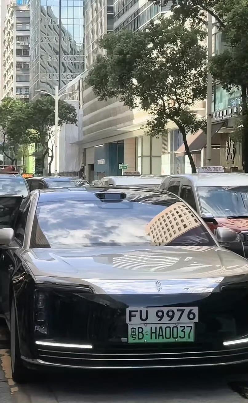 尊界S800现身香港香港街头偶遇尊界S800感觉尊界S800换个车牌又更“尊”了