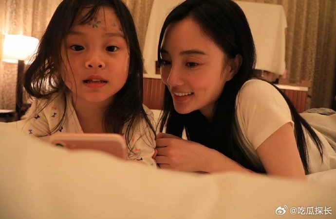 甜馨发文维护李小璐 甜馨发文维护李小璐，是勇敢的小甜馨啊~甜馨晒童年照 ​​​