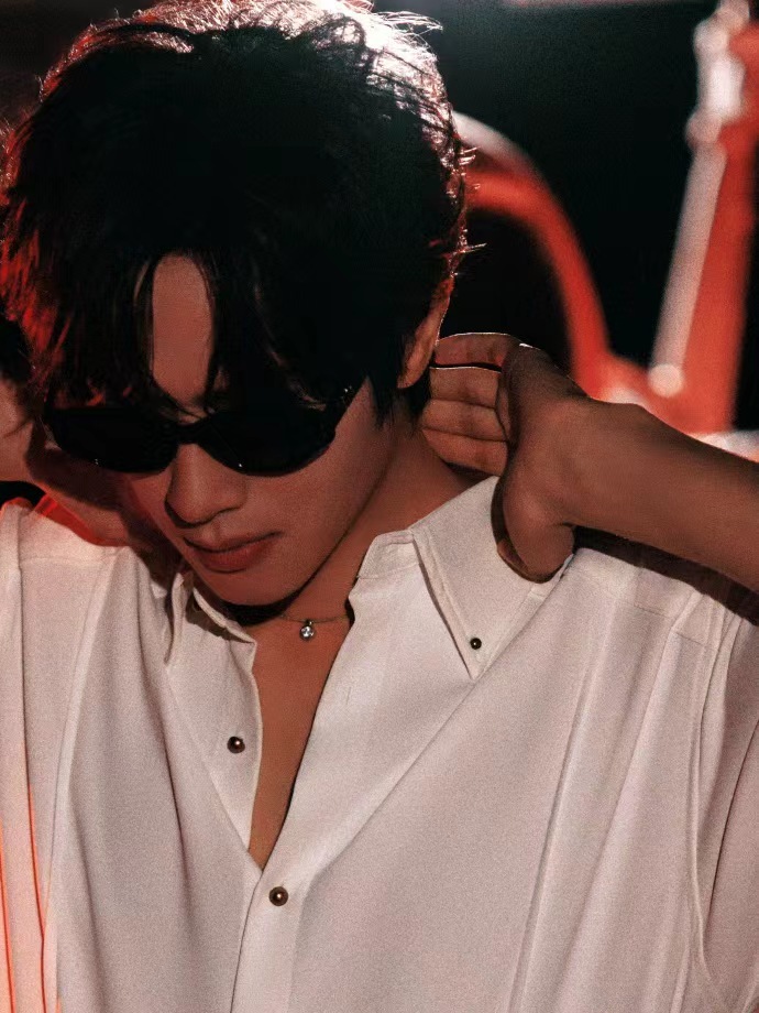 展轩纯白look机长风，展轩钢铁飞鸟炽红大片，谁能拒绝一个这样纯净感的机长展轩呢