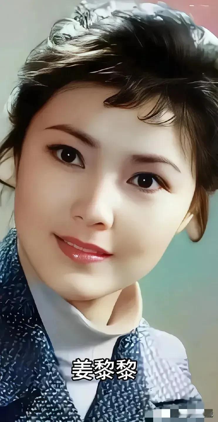 八十年代的老照片，现在看起来依旧那么亮眼。
天生丽质、表情生动，真的让人百看不厌