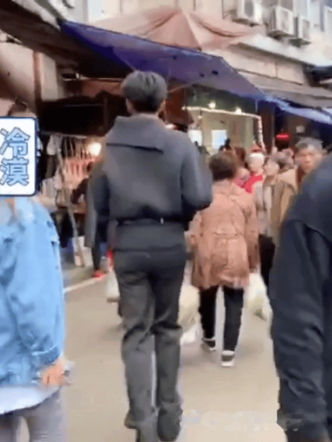 了了就是很混搭地长了一张圆眼圆鼻圆嘴的婴儿肥脸蛋子和一双参天大筷般的腿。。