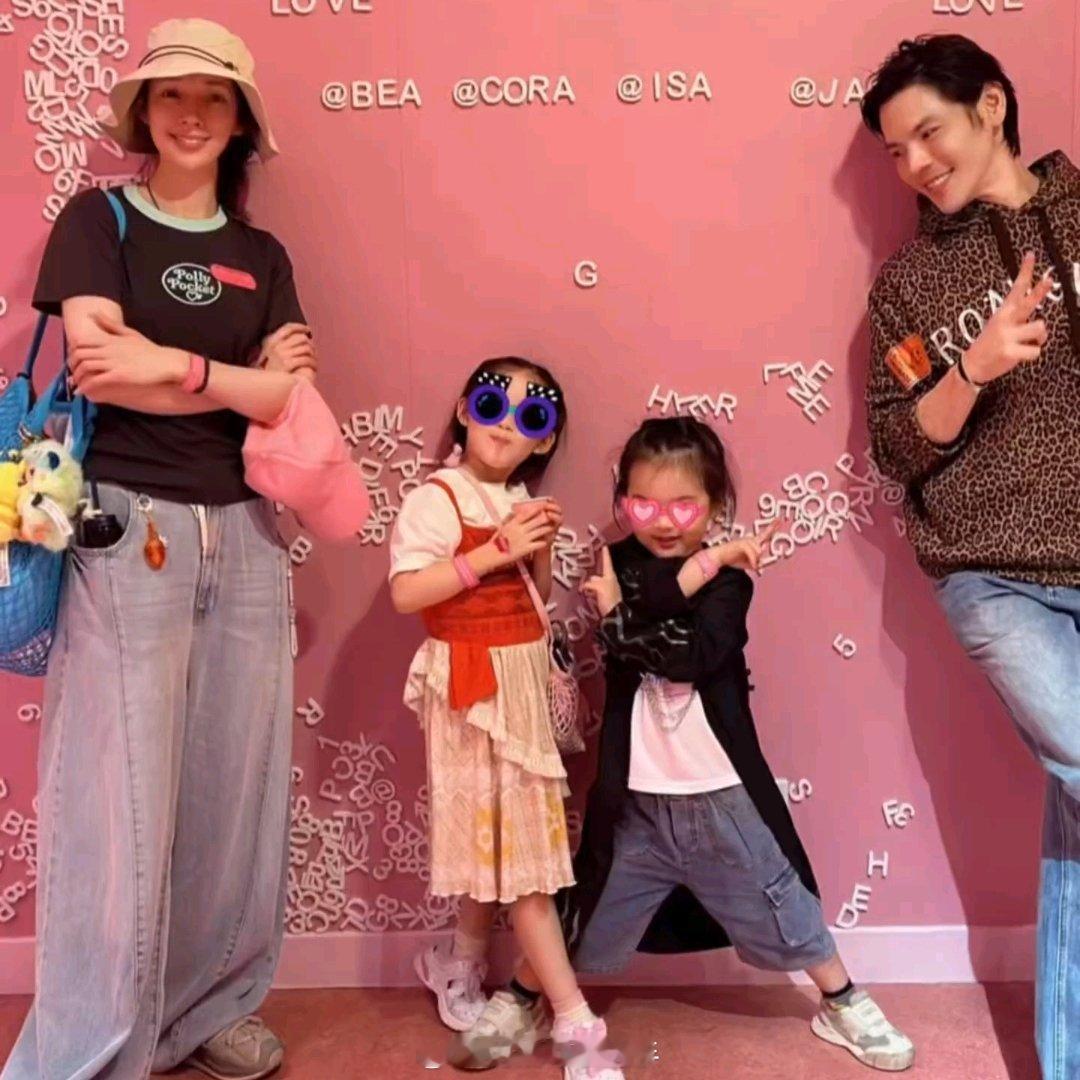 以为向佐郭碧婷两个女儿向佐郭碧婷3岁儿子留长发 以为向佐郭碧婷两个女儿，高颜值 