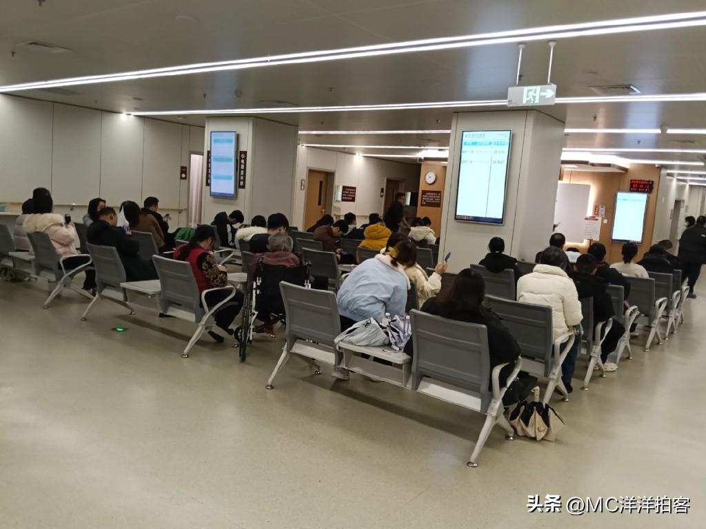 市民反映：周日盐城中医值班做B超被告知，要等一个半小时。只有一台机，这么多人排队