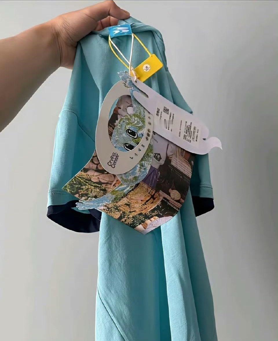 据说，电商为了防止7天无理由的恶意退货，特意做了这种巨型吊牌……