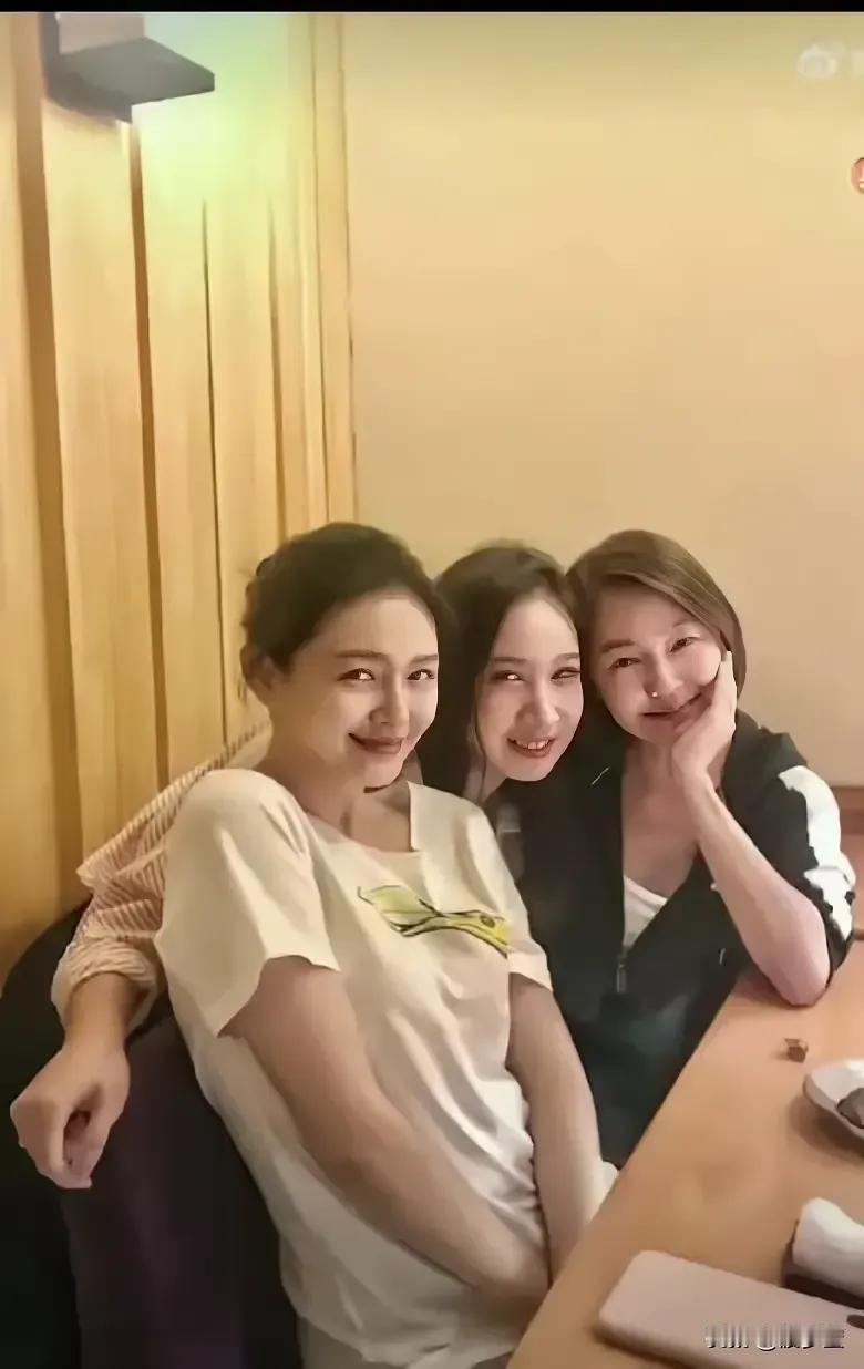 原来大S也是小骨架美女，一直觉得她很高很壮实的呀，是照片过度美化了她的身高