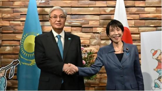 哈萨克斯坦这回算是把“摇摆”玩明白了，前脚刚跟美日签完稀土大单，后脚油轮就在黑海