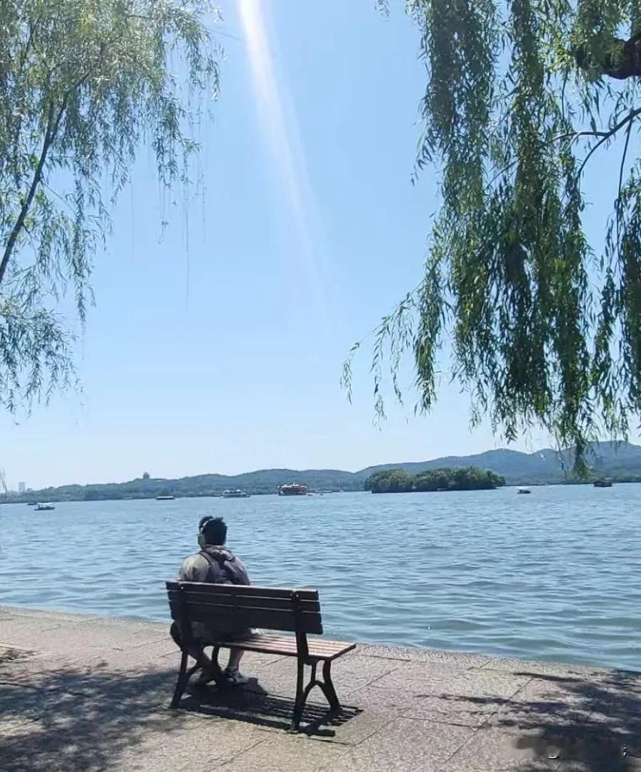 健康才是我们老年人的存款


人生的上半场。我们用健康换金钱，为了生计奔波操劳，