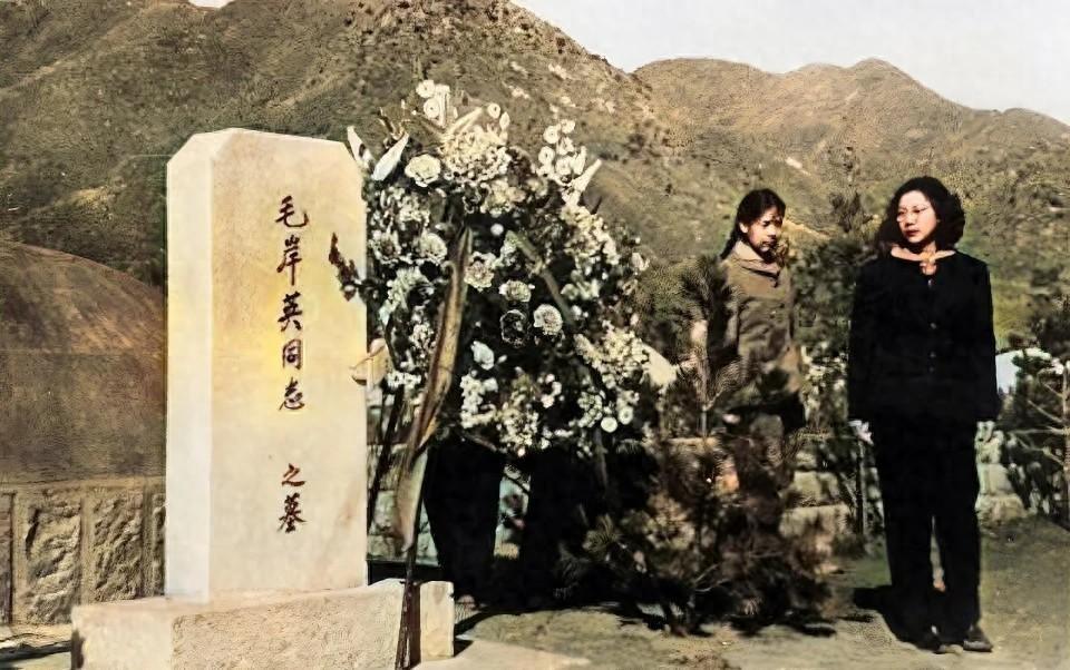 1959年，刘思齐首次前往毛岸英墓前祭扫，悲伤情绪流露无遗，邵华妹妹陪伴左右
1