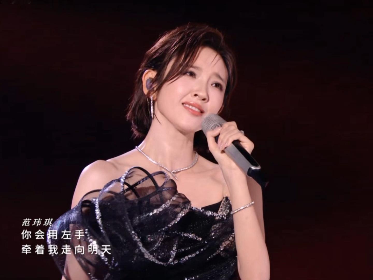 吗呀唐艺昕这一句高音。。。好扎实。。。有种破釜沉舟的感觉。。我真哭了吧。。。浪姐