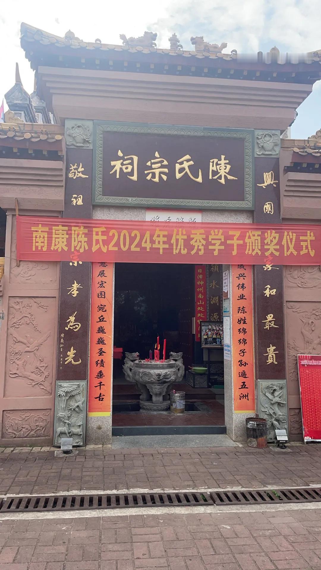 岁岁风调雨顺，请赐下联