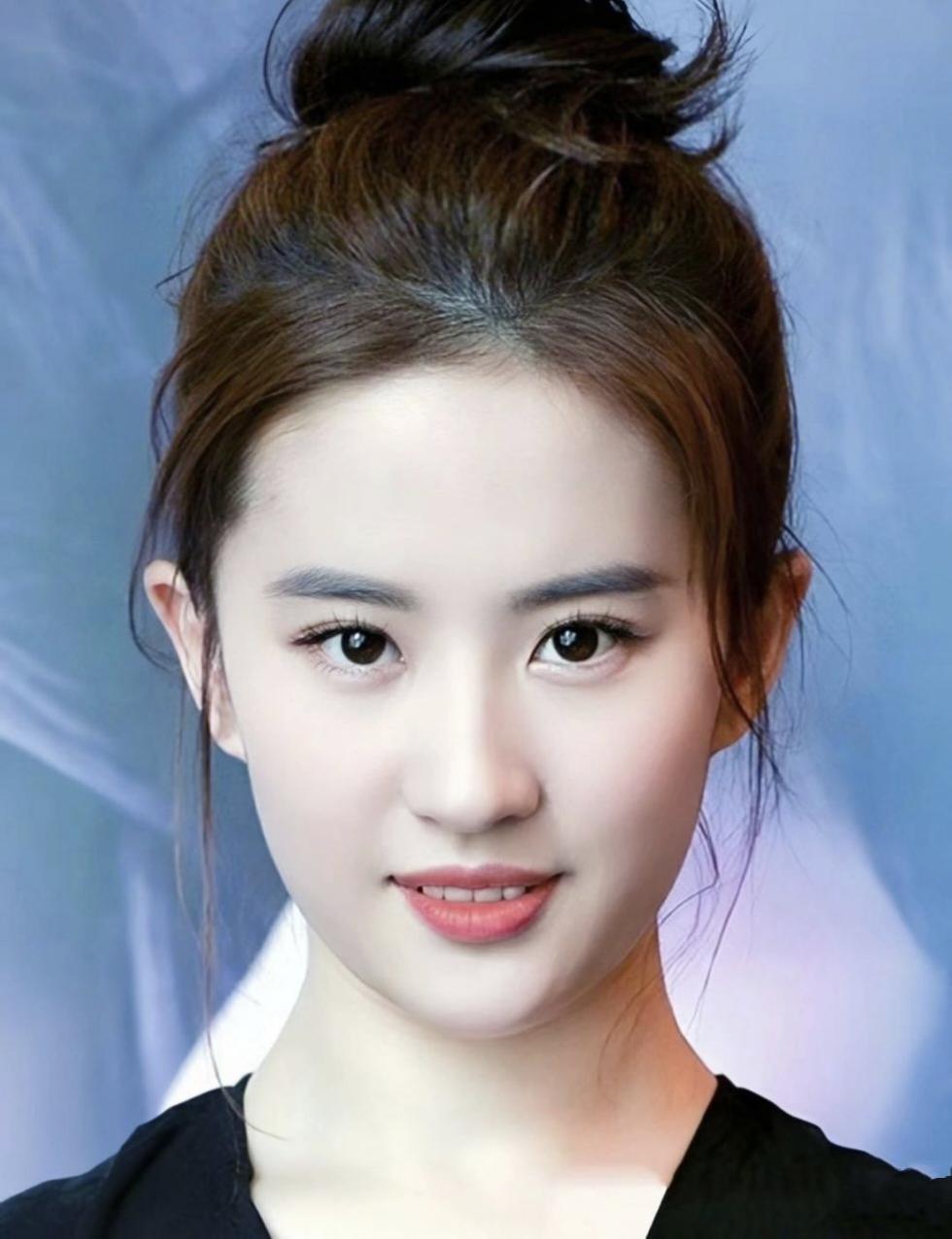 对刘亦菲的评价请用一句话：她是从水墨画卷里走出来的东方佳人，眉眼间藏着古典韵致，