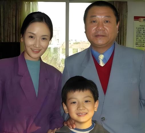 1988年，范伟在母亲的逼促下，和一名护士相亲，谁知，对方不仅不说话，连筷子都不