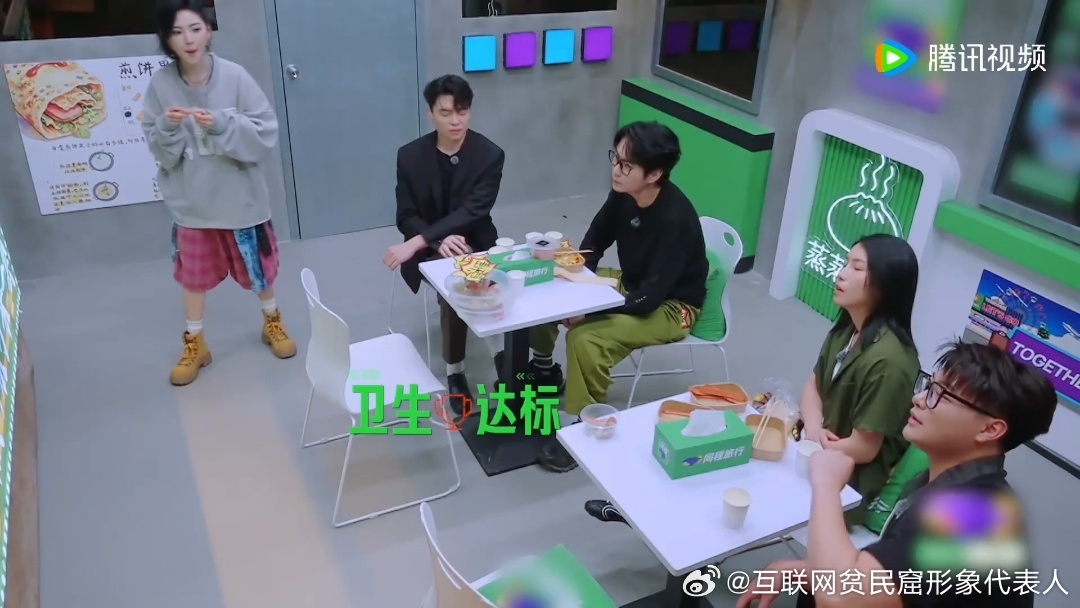 章若楠见到了真正的难哄章若楠在开推遇到难哄了开始推理吧 章若楠在节目里卖煎饼，客