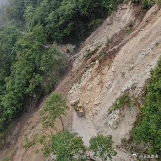 《受持续强降雨冲刷侵蚀 怒江贡山独龙江公路突发山体垮塌》6月20日9时31分，受