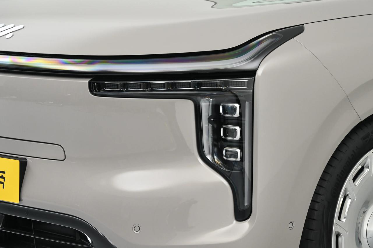 智己LS9，吐槽一下前大灯，会不会太复杂了?

车子很强，车长接近5米3，轴距3