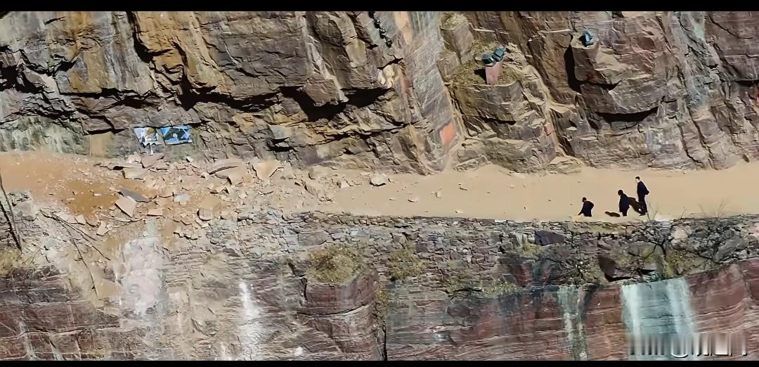 河南新乡辉县郭亮挂壁公路现塌方落石，大量烟尘弥漫，景区：已清理完毕恢复通行，无人