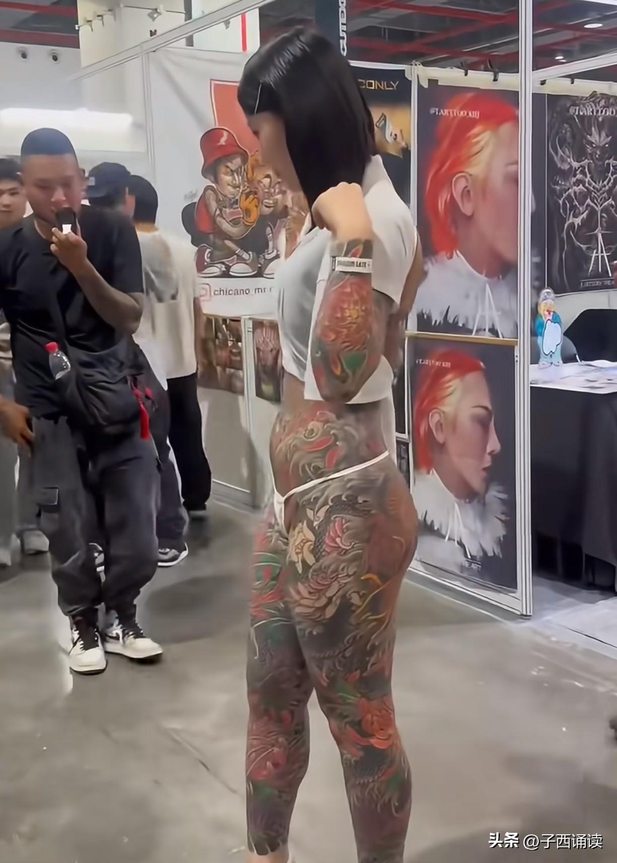 奇葩啊，既然全身纹成这样子，还不知羞耻地掀起衣服让别人拍照，我看那个小吊带也就没