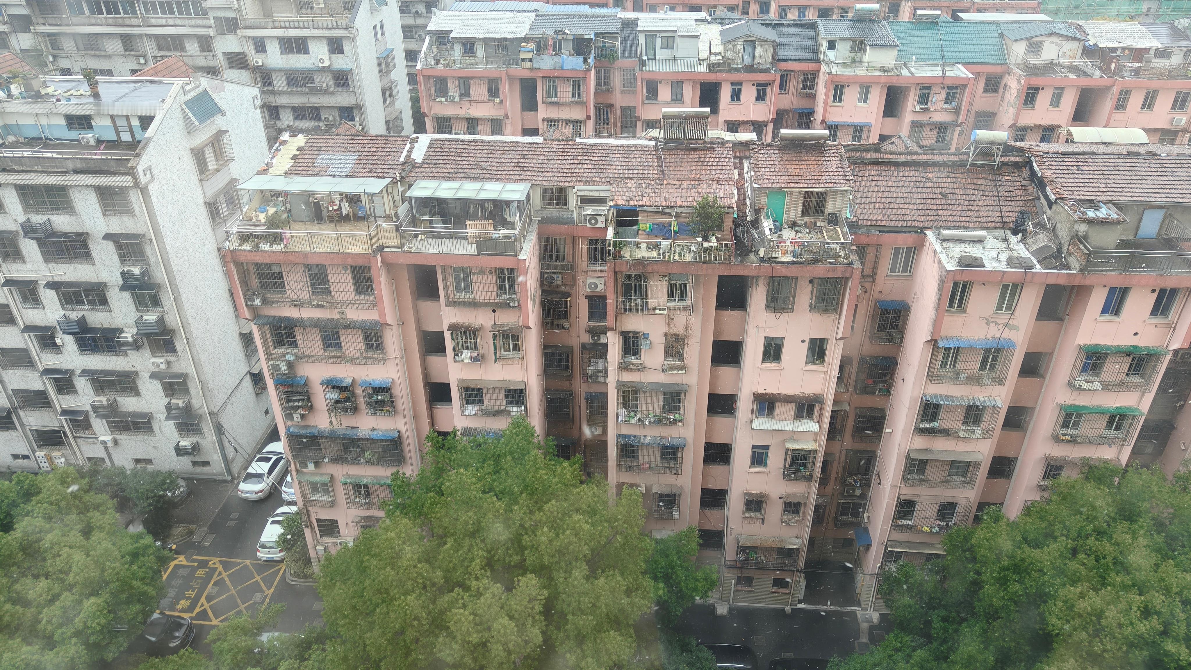 以为来杭州能暖和暖和，没想到杭州下雪了。今天下午就回家。大金子状态电竞大金子