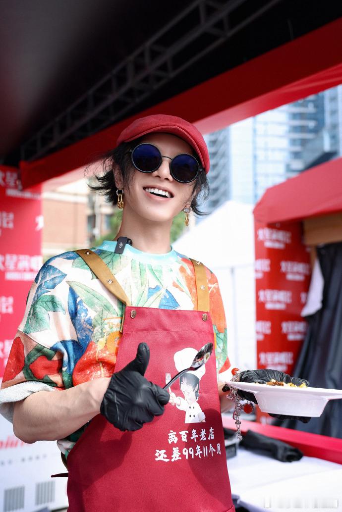 华晨宇巡演请吃炒饭第一人 去华晨宇佛山演唱会，意外发现除了音乐还有免费炒饭和蜡染