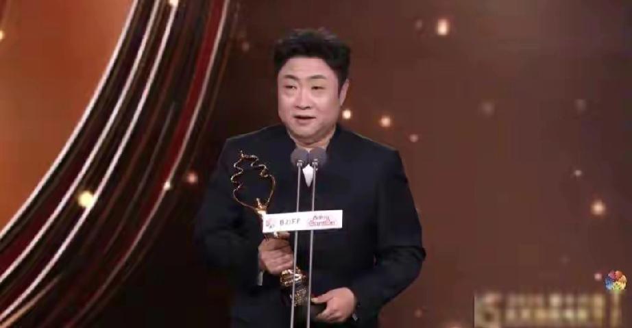 北影节闭幕名场面！双影后同台泪目，乔杉获奖爆笑，张译段奕宏笑疯
 
    4月