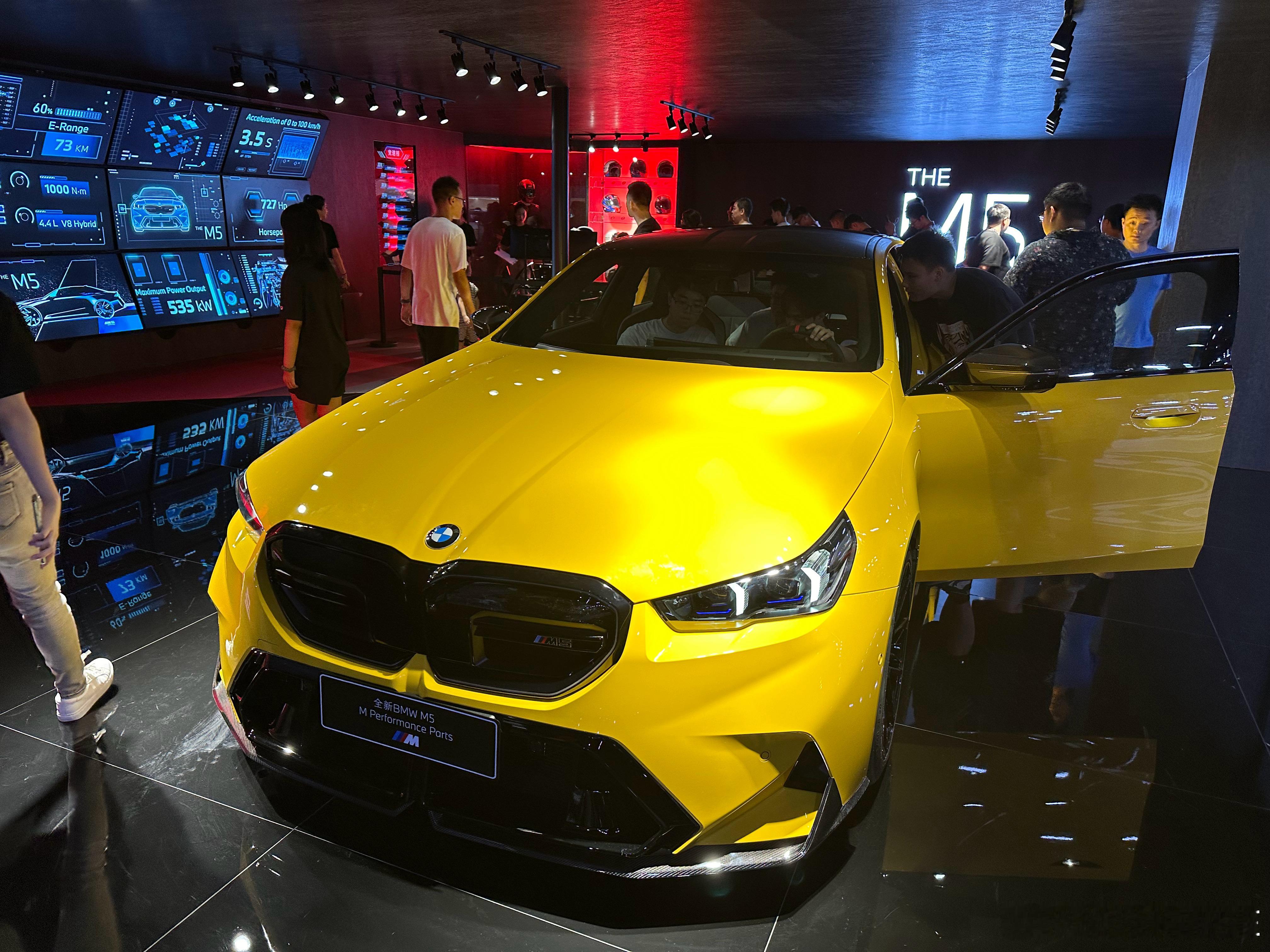 很多事物，不论你认为～还是觉得好与不好，坐在里面的还是微笑的  ​​​