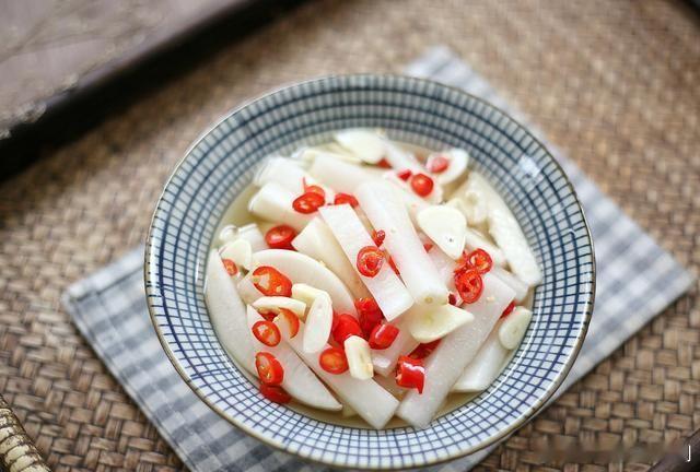#这个问题吃什么# 【这样吃泡菜，健康风险更低！】1.自制泡菜可以直接购买纯乳酸