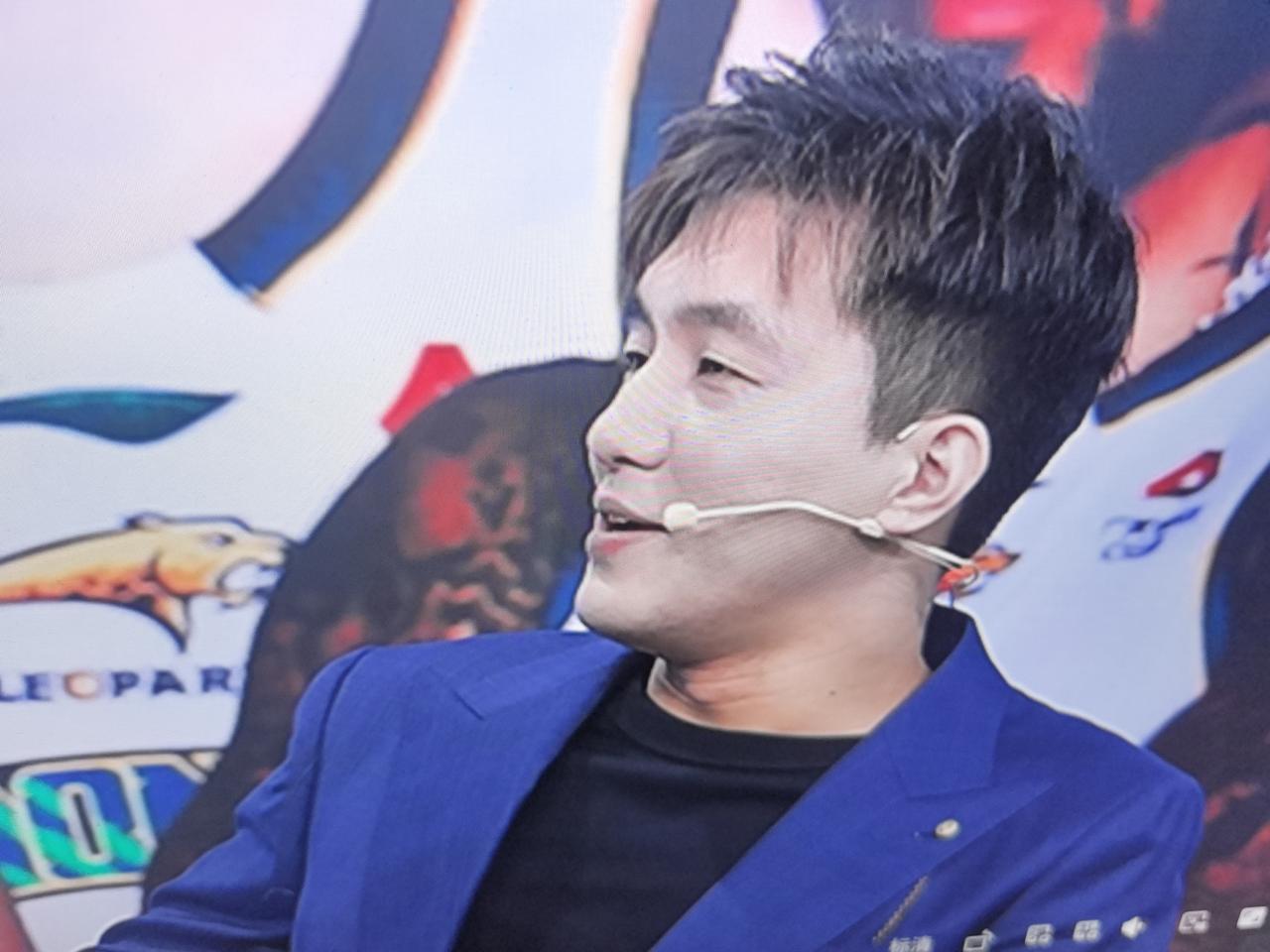 三个主持人，两个是烂兄烂弟！
丁外援---被冉兄忽悠瘸了，在联盟拼命挣扎了几年，