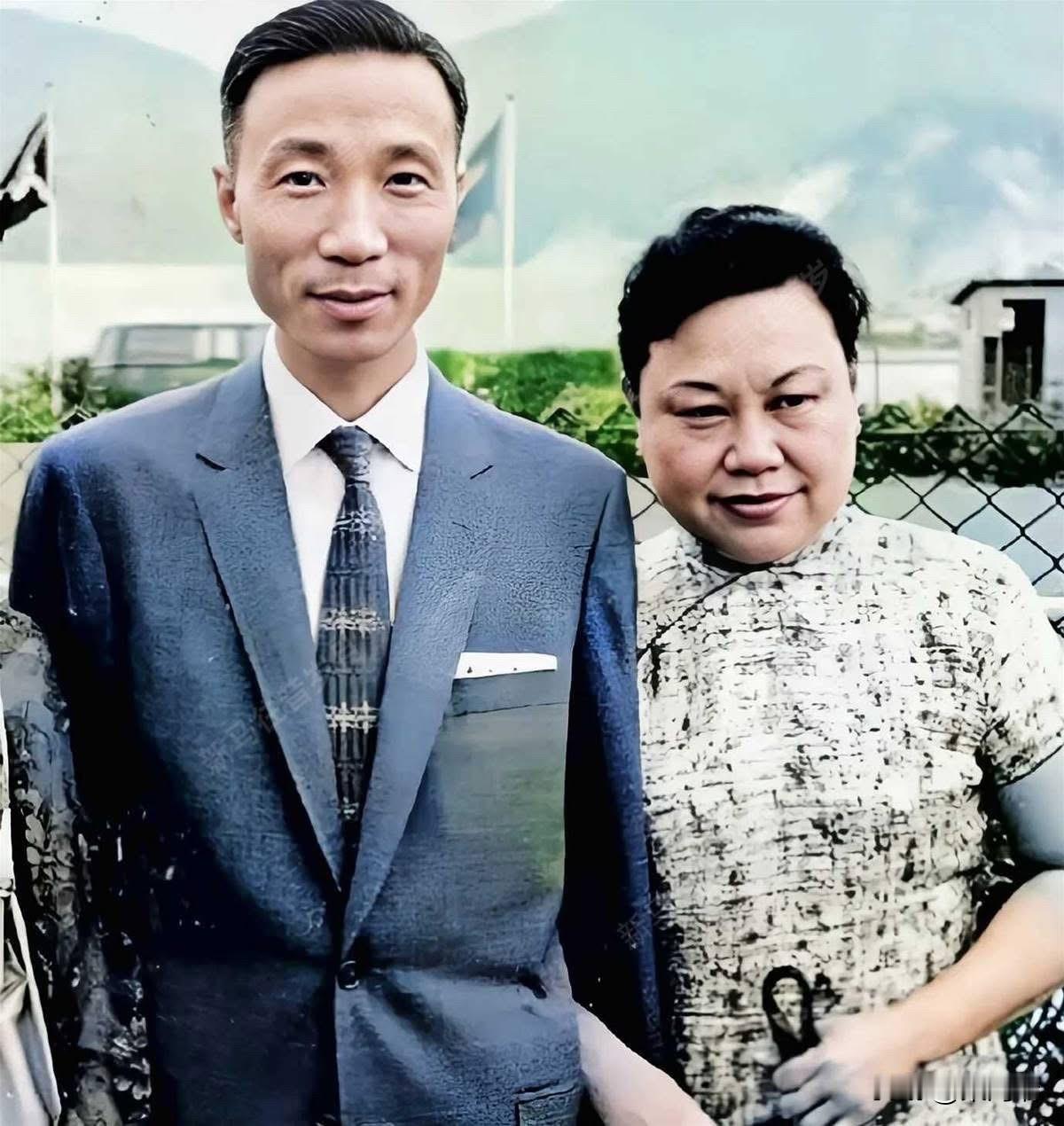 这是邵逸夫和大自己5岁的妻子黄美珍的一张老照片，当时邵逸夫高高瘦瘦的，感觉还蛮帅