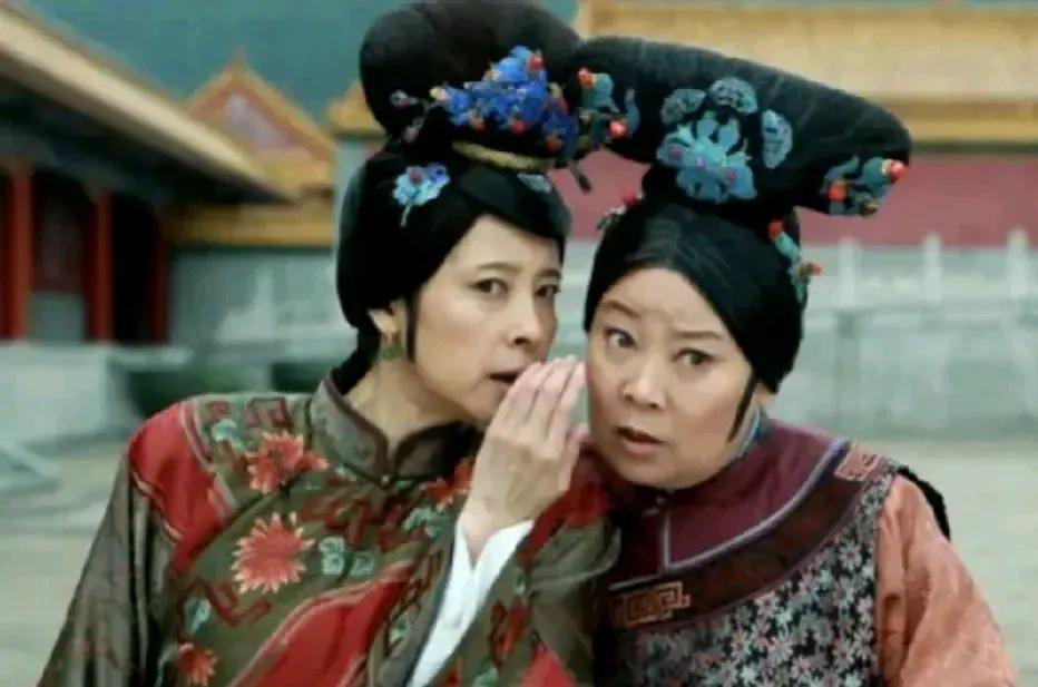 两位“老嬷嬷”从影开始，就一直活跃在屏幕上，凭借演技赢得观众的好感。右边的有北方