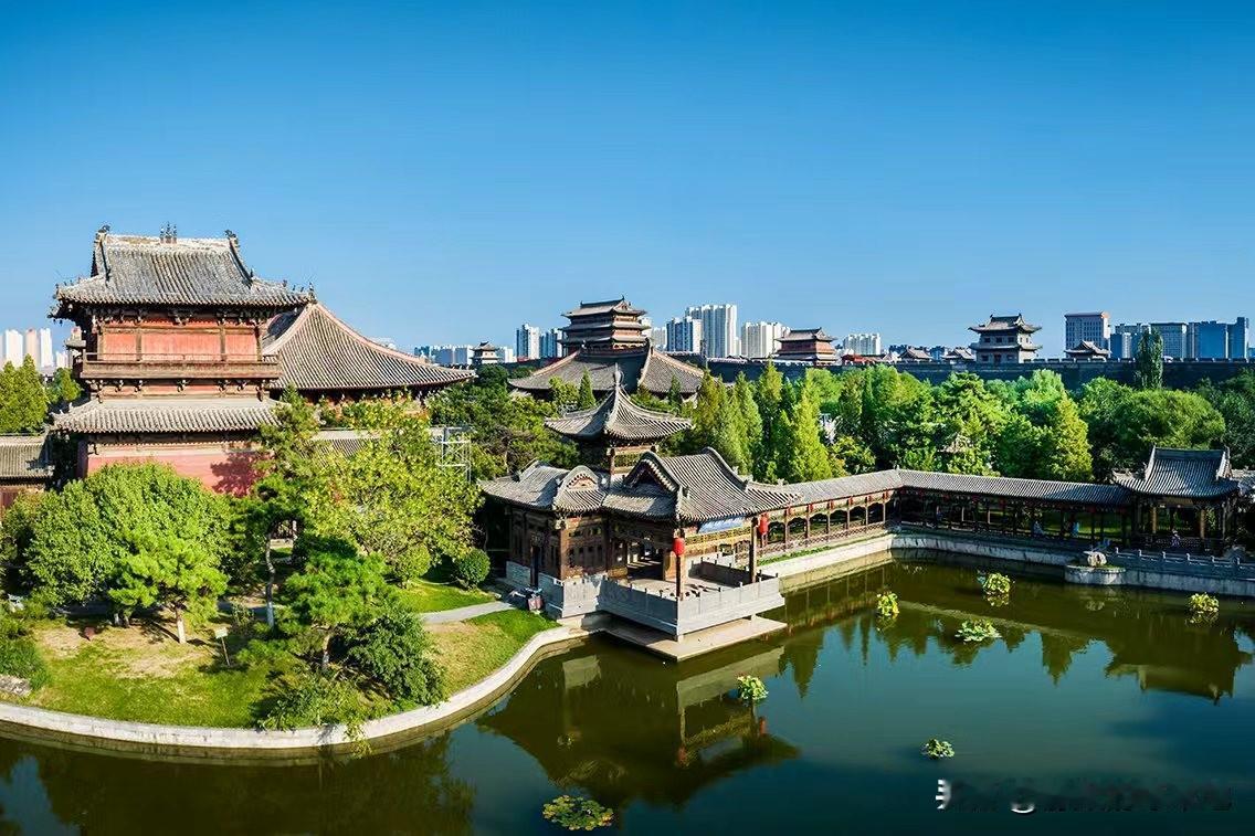 善化寺东侧的居民楼拆了，巍峨的千年古刹终于彻底展现在游客面前，就是站在永泰街也能