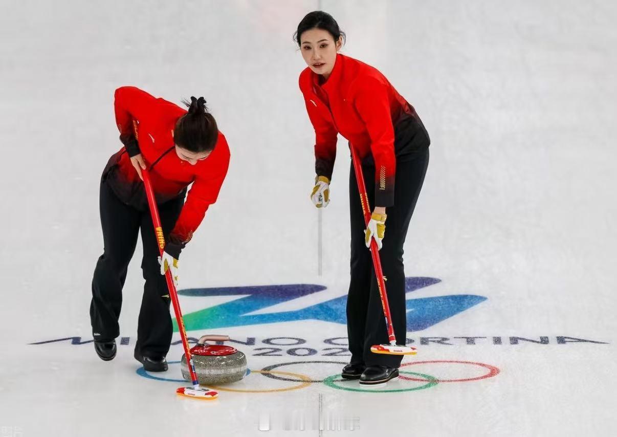 从排球少女到冰壶选手的十年姜嘉怡2016年从排球跨界转投冰壶，历经十年坚守与伤病