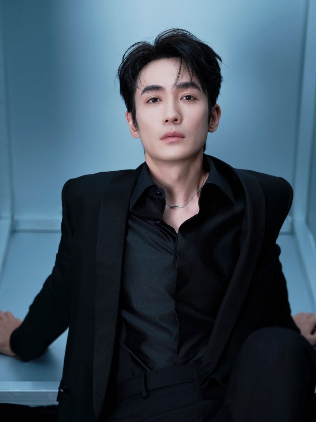 朱一龙金鸡奖黑色西装造型封神！利落剪裁衬挺拔身形，沉稳大气自带儒雅氛围感，亮相瞬