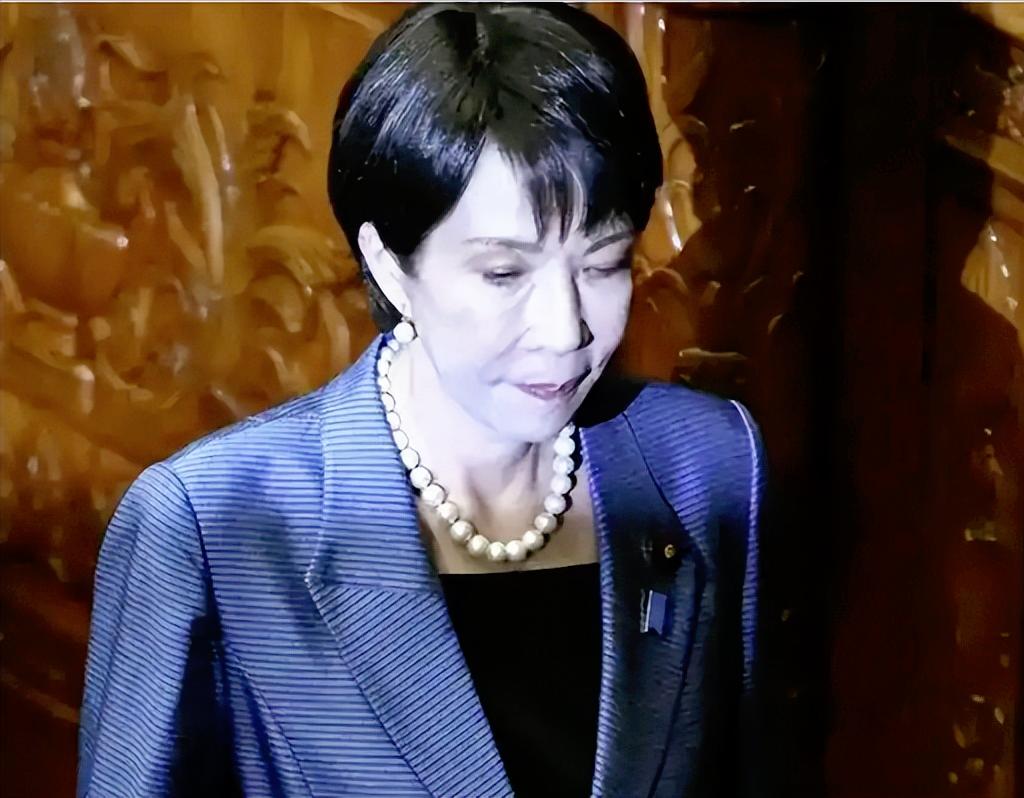 日本首相高市早苗直接扔出“王炸”，国会一开幕就解散众议院提前大选，还放了死话，要