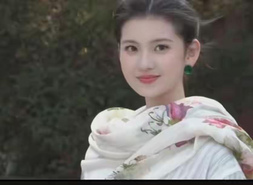 美女漂亮到可以说找不到任何瑕疵，圆脸蛋，红嘴唇，甜甜的笑容，浓眉大眼，醒目大气！