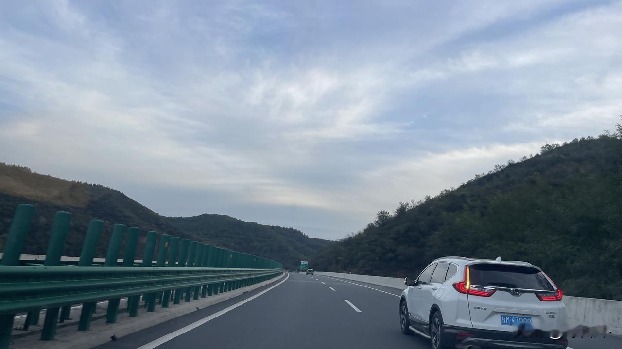 国庆期间，从彬州到城固，一路高速，竟然没多少车。
这可能是假期走高速最爽快的一次