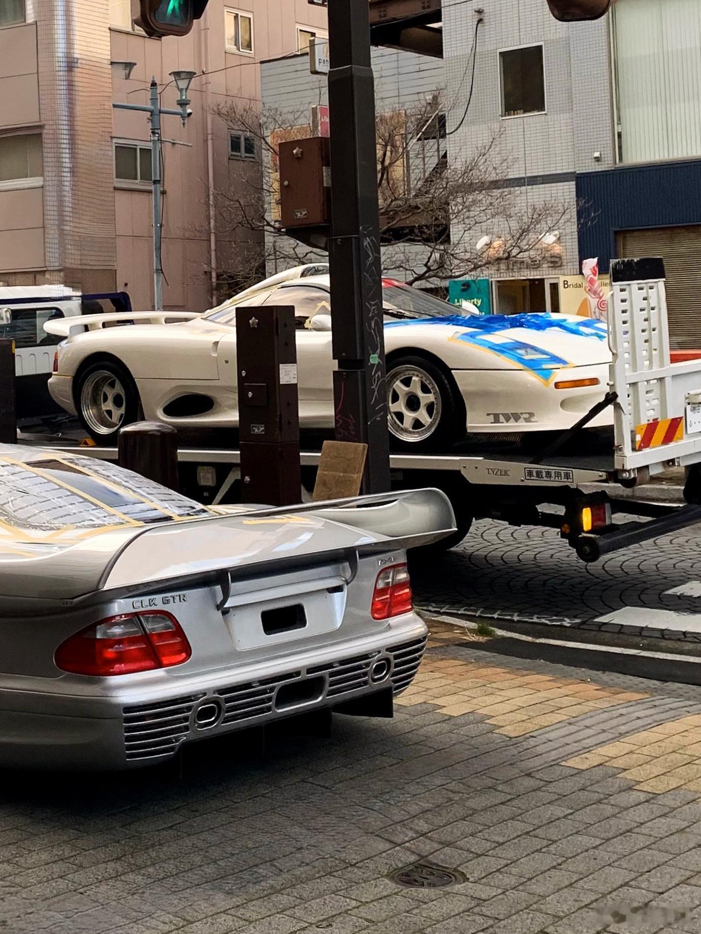 什么神仙运气，居然能在群马县小镇街头同时偶遇奔驰CLK GTR AMG街道版和捷