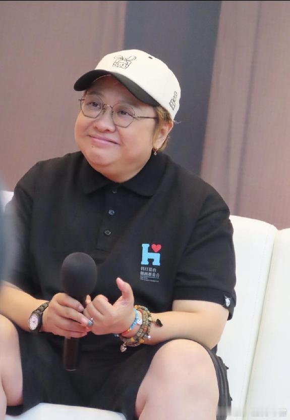 韩红现在确实正在面临一场巨大的“墙倒众人推”，想要真正回应质疑，光靠情绪和口碑已