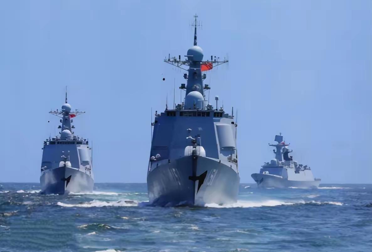  美媒忌惮中国海军发展迅猛：中国海军近年从近海转向远洋，2025年舰艇近400艘